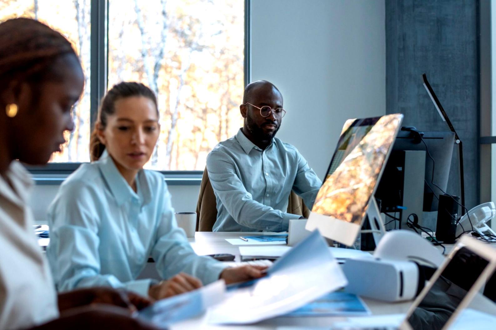 Reunión de planificación financiera con documentos y calculadora